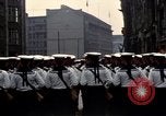 Standbild DDR-Soldaten bei der Maiparade Berlin Ostdeutschland, 1961, aus Sekunde 52 historischem Filmmaterial Videoclip 65675034242