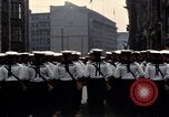 Standbild DDR-Soldaten bei der Maiparade Berlin Ostdeutschland, 1961, aus Sekunde 53 historischem Filmmaterial Videoclip 65675034242