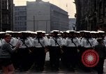 Standbild DDR-Soldaten bei der Maiparade Berlin Ostdeutschland, 1961, aus Sekunde 54 historischem Filmmaterial Videoclip 65675034242