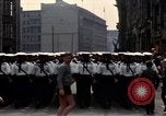 Standbild DDR-Soldaten bei der Maiparade Berlin Ostdeutschland, 1961, aus Sekunde 55 historischem Filmmaterial Videoclip 65675034242