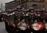 Standbild DDR-Soldaten bei der Maiparade Berlin Ostdeutschland, 1961, aus Sekunde 56 historischem Filmmaterial Videoclip 65675034242