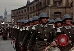 Standbild DDR-Soldaten bei der Maiparade Berlin Ostdeutschland, 1961, aus Sekunde 57 historischem Filmmaterial Videoclip 65675034242