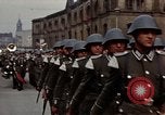 Standbild DDR-Soldaten bei der Maiparade Berlin Ostdeutschland, 1961, aus Sekunde 58 historischem Filmmaterial Videoclip 65675034242