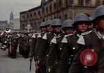 Standbild DDR-Soldaten bei der Maiparade Berlin Ostdeutschland, 1961, aus Sekunde 59 historischem Filmmaterial Videoclip 65675034242