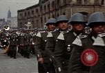 Standbild DDR-Soldaten bei der Maiparade Berlin Ostdeutschland, 1961, aus Sekunde 60 historischem Filmmaterial Videoclip 65675034242