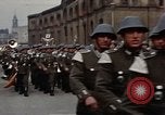 Standbild DDR-Soldaten bei der Maiparade Berlin Ostdeutschland, 1961, aus Sekunde 61 historischem Filmmaterial Videoclip 65675034242