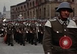 Standbild DDR-Soldaten bei der Maiparade Berlin Ostdeutschland, 1961, aus Sekunde 62 historischem Filmmaterial Videoclip 65675034242