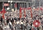 Immagine di Civili della Germania Est nella Parata del primo maggio Berlino Germania Est, 1961, secondo 1 filmato di repertorio 65675034243