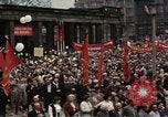 Immagine di Civili della Germania Est nella Parata del primo maggio Berlino Germania Est, 1961, secondo 3 filmato di repertorio 65675034243