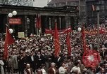 Immagine di Civili della Germania Est nella Parata del primo maggio Berlino Germania Est, 1961, secondo 4 filmato di repertorio 65675034243