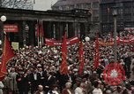 Immagine di Civili della Germania Est nella Parata del primo maggio Berlino Germania Est, 1961, secondo 5 filmato di repertorio 65675034243