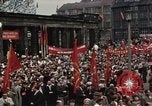 Immagine di Civili della Germania Est nella Parata del primo maggio Berlino Germania Est, 1961, secondo 6 filmato di repertorio 65675034243