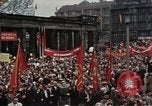 Immagine di Civili della Germania Est nella Parata del primo maggio Berlino Germania Est, 1961, secondo 7 filmato di repertorio 65675034243