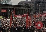 Immagine di Civili della Germania Est nella Parata del primo maggio Berlino Germania Est, 1961, secondo 8 filmato di repertorio 65675034243