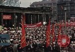 Immagine di Civili della Germania Est nella Parata del primo maggio Berlino Germania Est, 1961, secondo 9 filmato di repertorio 65675034243