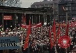 Immagine di Civili della Germania Est nella Parata del primo maggio Berlino Germania Est, 1961, secondo 10 filmato di repertorio 65675034243