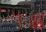 Immagine di Civili della Germania Est nella Parata del primo maggio Berlino Germania Est, 1961, secondo 11 filmato di repertorio 65675034243