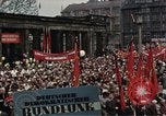 Immagine di Civili della Germania Est nella Parata del primo maggio Berlino Germania Est, 1961, secondo 12 filmato di repertorio 65675034243