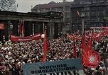 Immagine di Civili della Germania Est nella Parata del primo maggio Berlino Germania Est, 1961, secondo 13 filmato di repertorio 65675034243