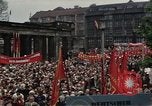 Immagine di Civili della Germania Est nella Parata del primo maggio Berlino Germania Est, 1961, secondo 14 filmato di repertorio 65675034243