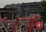 Immagine di Civili della Germania Est nella Parata del primo maggio Berlino Germania Est, 1961, secondo 15 filmato di repertorio 65675034243