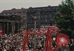 Immagine di Civili della Germania Est nella Parata del primo maggio Berlino Germania Est, 1961, secondo 16 filmato di repertorio 65675034243