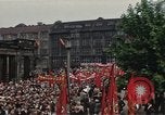 Immagine di Civili della Germania Est nella Parata del primo maggio Berlino Germania Est, 1961, secondo 17 filmato di repertorio 65675034243