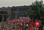 Immagine di Civili della Germania Est nella Parata del primo maggio Berlino Germania Est, 1961, secondo 18 filmato di repertorio 65675034243