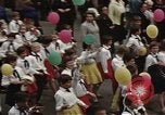 Immagine di Civili della Germania Est nella Parata del primo maggio Berlino Germania Est, 1961, secondo 19 filmato di repertorio 65675034243