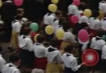 Immagine di Civili della Germania Est nella Parata del primo maggio Berlino Germania Est, 1961, secondo 21 filmato di repertorio 65675034243