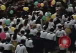 Immagine di Civili della Germania Est nella Parata del primo maggio Berlino Germania Est, 1961, secondo 23 filmato di repertorio 65675034243
