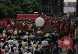 Immagine di Civili della Germania Est nella Parata del primo maggio Berlino Germania Est, 1961, secondo 26 filmato di repertorio 65675034243