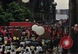 Immagine di Civili della Germania Est nella Parata del primo maggio Berlino Germania Est, 1961, secondo 27 filmato di repertorio 65675034243