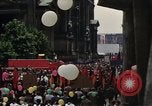 Immagine di Civili della Germania Est nella Parata del primo maggio Berlino Germania Est, 1961, secondo 28 filmato di repertorio 65675034243