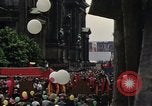 Immagine di Civili della Germania Est nella Parata del primo maggio Berlino Germania Est, 1961, secondo 29 filmato di repertorio 65675034243