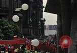 Immagine di Civili della Germania Est nella Parata del primo maggio Berlino Germania Est, 1961, secondo 30 filmato di repertorio 65675034243