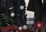 Immagine di Civili della Germania Est nella Parata del primo maggio Berlino Germania Est, 1961, secondo 31 filmato di repertorio 65675034243