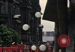 Immagine di Civili della Germania Est nella Parata del primo maggio Berlino Germania Est, 1961, secondo 32 filmato di repertorio 65675034243