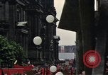 Immagine di Civili della Germania Est nella Parata del primo maggio Berlino Germania Est, 1961, secondo 33 filmato di repertorio 65675034243