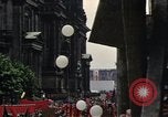 Immagine di Civili della Germania Est nella Parata del primo maggio Berlino Germania Est, 1961, secondo 34 filmato di repertorio 65675034243