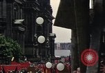 Immagine di Civili della Germania Est nella Parata del primo maggio Berlino Germania Est, 1961, secondo 35 filmato di repertorio 65675034243