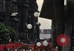 Immagine di Civili della Germania Est nella Parata del primo maggio Berlino Germania Est, 1961, secondo 36 filmato di repertorio 65675034243