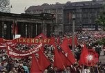 Immagine di Civili della Germania Est nella Parata del primo maggio Berlino Germania Est, 1961, secondo 37 filmato di repertorio 65675034243