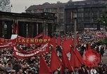 Immagine di Civili della Germania Est nella Parata del primo maggio Berlino Germania Est, 1961, secondo 38 filmato di repertorio 65675034243