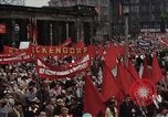 Immagine di Civili della Germania Est nella Parata del primo maggio Berlino Germania Est, 1961, secondo 39 filmato di repertorio 65675034243