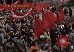 Immagine di Civili della Germania Est nella Parata del primo maggio Berlino Germania Est, 1961, secondo 40 filmato di repertorio 65675034243
