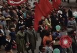 Immagine di Civili della Germania Est nella Parata del primo maggio Berlino Germania Est, 1961, secondo 41 filmato di repertorio 65675034243