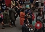 Immagine di Civili della Germania Est nella Parata del primo maggio Berlino Germania Est, 1961, secondo 42 filmato di repertorio 65675034243