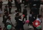 Immagine di Civili della Germania Est nella Parata del primo maggio Berlino Germania Est, 1961, secondo 43 filmato di repertorio 65675034243