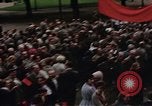 Immagine di Civili della Germania Est nella Parata del primo maggio Berlino Germania Est, 1961, secondo 45 filmato di repertorio 65675034243